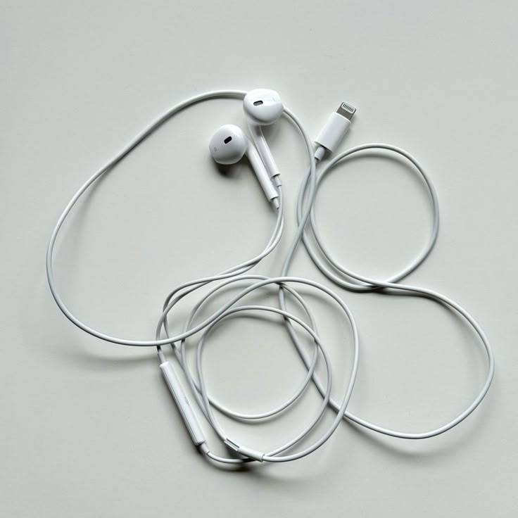 Apple EarPods with Lightning Connector – Original