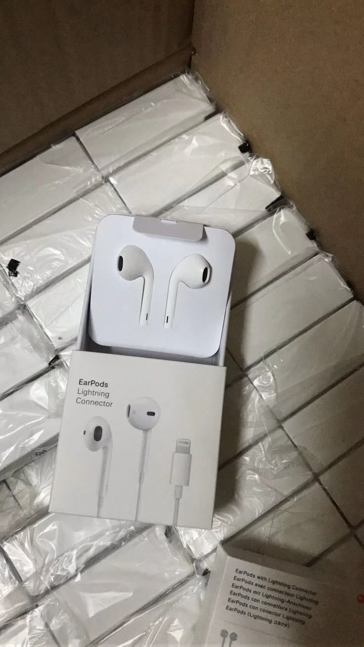 Apple EarPods with Lightning Connector – Original